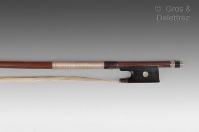  Bow by Alfred LAMY with the iron mark "A. LAMY à PARIS ". 
Round stick in brown...