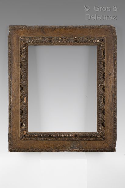 null Carved and gilded wood frame with reverse profile and cassetta.

Spain 17th...