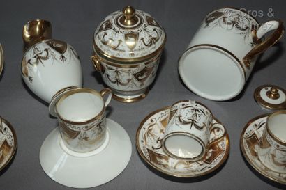 null Service a café en porcelaine blanche et or à décor antiquisant de cygnes dans...