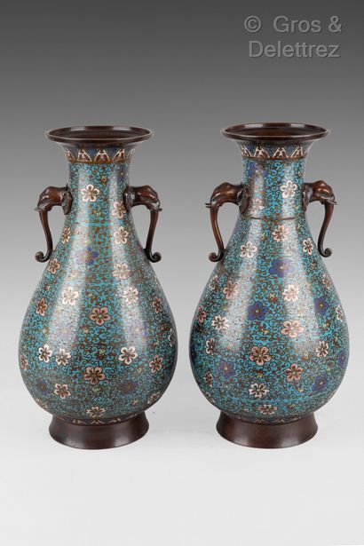 Japon. Paire de vases en bronze cloisonné...