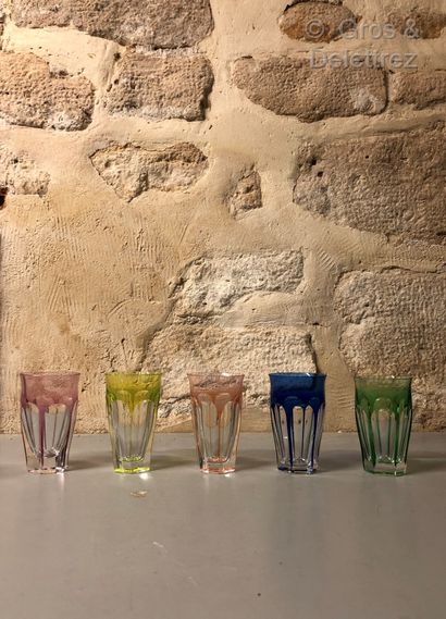 MOSER Ensemble de verres en cristal doublé polychrome bleu, verre, jaune et rose....