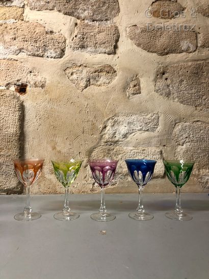 MOSER Ensemble de verres en cristal doublé polychrome bleu, verre, jaune et rose....