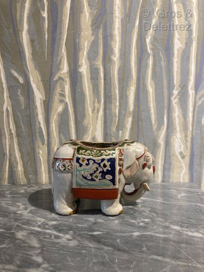 null Japon. Brule parfum en porcelaine de kutaini représentant un elephant harnaché.

Vers...