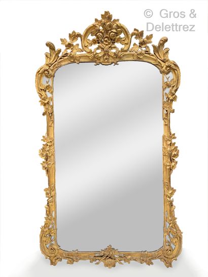 null Important miroir en bois richement sculpté et doré à décor de feuillages et...