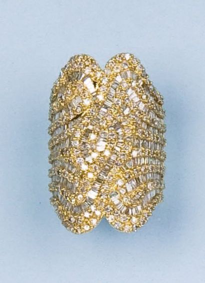 null Importante bague en or jaune entièrement sertie de diamants baguette et de diamants...