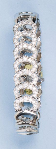 null CARTIER - Bracelet articulé en or gris à motifs de "C". Les sept maillons centraux...