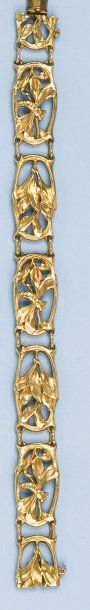null Bracelet articulé en or jaune à décor de libellules et de feuillages. Vers 1900....