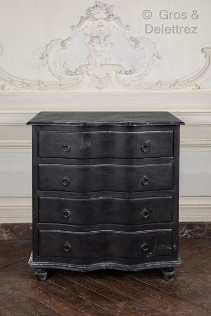 null Petite commode laquée noir de forme chantournée ouvrant par quatre tiroirs....