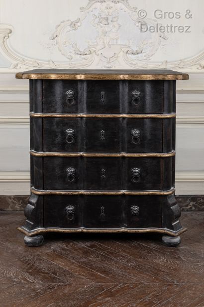 null Black and gold lacquered wood chest of drawers opening with four drawers and...