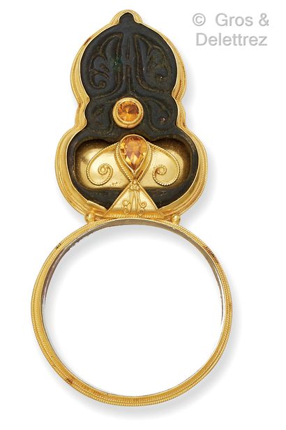 Nada le Cavalier Charmant miroir circulaire sur une monture en or jaune finement...
