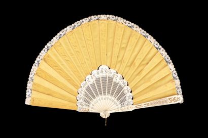 null Fontange, Europe, circa 1900
Balloon-shaped folded fan with "sultana" decoration....