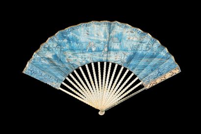  Camaïeu de bleu, vers 1760-1770 Éventail plié, la feuille double en papier peint...