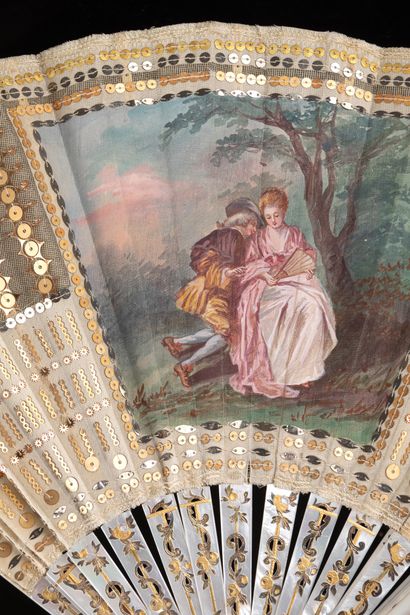  Les amoureux de Watteau, Europe, vers 1900 Éventail plié, la feuille en soie et...