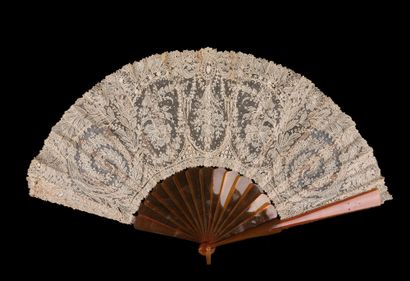 null Flower scrolls, Europe, circa 1890
Folded fan, the leaf in fine needle lace...