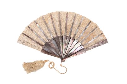 null "Prosequor : alis", Europe, circa 1880-1890
Folded fan, the leaf in fine lace...