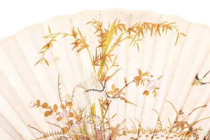  Asymétrie, Chine, XIXe siècle Éventail plié, la feuille double en soie brodée sur...