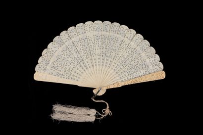 null Bamboo, China, 19th century
Broken ivory fan* cut and engraved on both sides...