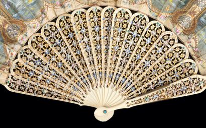 null Conter fleurette, Europe, circa 1880
Folded fan, the tulle and silk leaf embroidered...