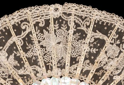 null Fleurs et feuillages, Europe, vers 1880
Éventail plié, la feuille en tulle à...