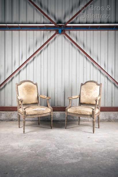 null Pair of moulded and carved wooden armchairs resting on four twisted legs, the...