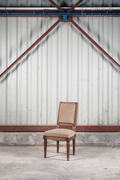 null Chaise d'enfant en bois mouluré.

Style Louis XVI

Haut : 76 cm