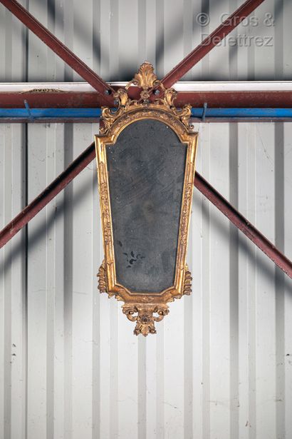 null Miroir en bois sculpté et doré à décor de coquilles.

XVIIIe

Haut : 90 cm