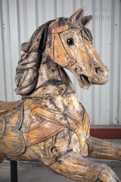 null Cheval de manège en bois mouluré et sculpté anciennement peint.

Vers 1900

Long...