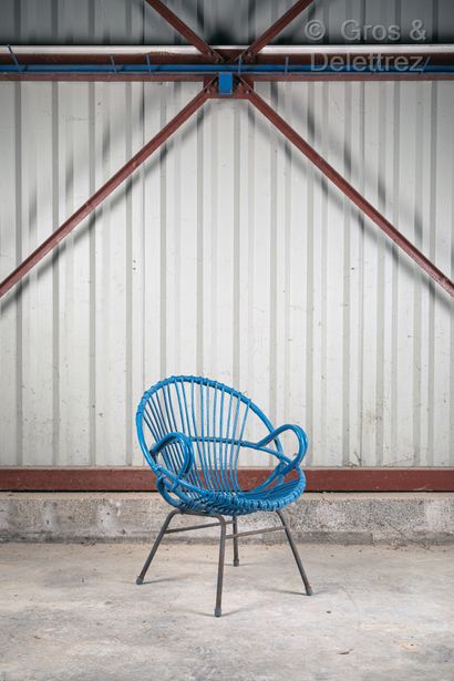 null Blue painted rattan armchair with metal legs.

Height : 80 cm