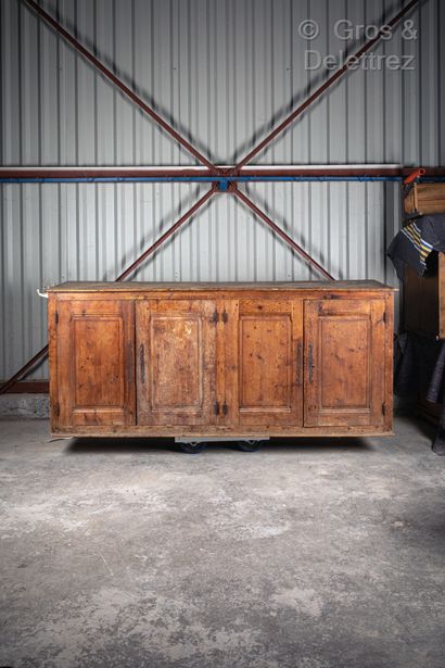 null Large pine low sideboard opening with four doors.

106 x 244 x 64 cm. Stains...