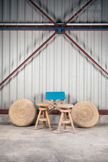 null Lot composed of two screw stools, a folding stool and two straw cushions.