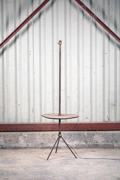 null Reading lamp in wood and metal resting on three oblique feet, a large shelf...