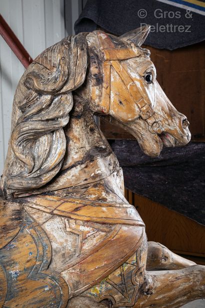 null Cheval de manège en bois mouluré et sculpté anciennement peint.

Vers 1900

Long...