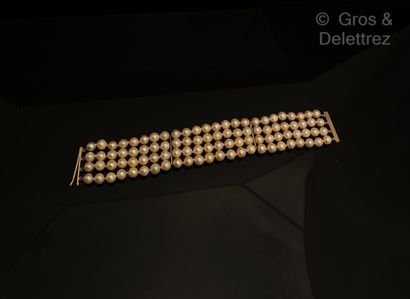 null Bracelet composé de quatre rangs de perles de culture. Fermoir en or jaune....