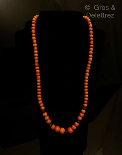 null Necklace composed of a fall of coral beads alternated with silver beads filigree....