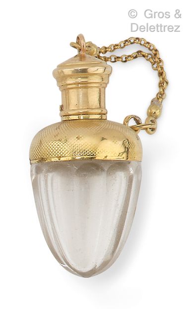 null Salt bottle in yellow gold chiseled of cross and rock crystal. Length : 4 cm....