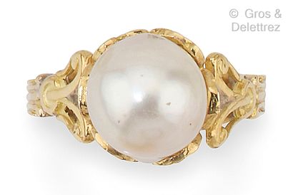 null Yellow gold ring decorated with scrolls, adorned with a cultured pearl. Finger...