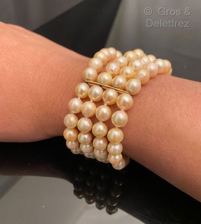 null Bracelet composé de quatre rangs de perles de culture. Fermoir en or jaune....