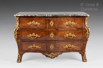 null Commode tombeau époque Louis XV. Cinq tiroirs sur trois rangs Deux estampilles...