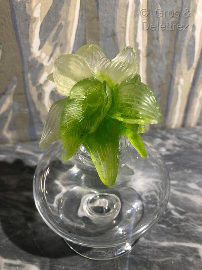 null Daum France. Petit flacon en pâte de verre teinté vert représentant des orchidées....