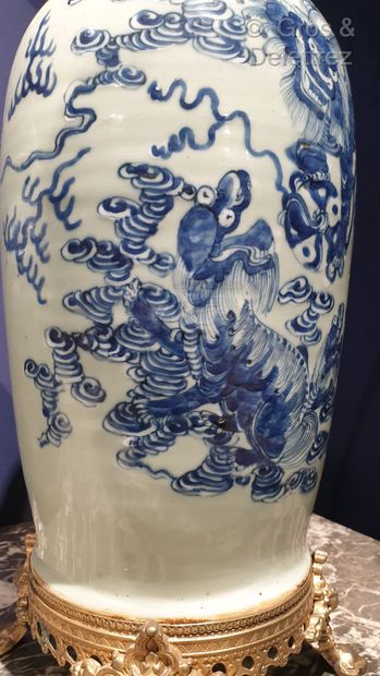 null 
Chine Vase balustre en porcelaine décoré en bleu de chiens de fô sur fond céladon...