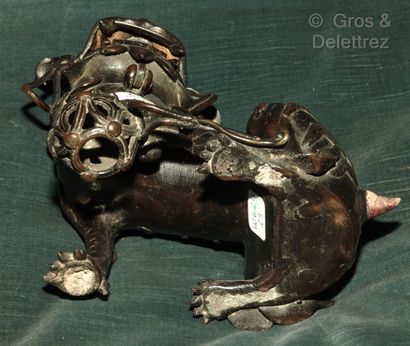null 
Japon vers 1900 Chien de fô en métal patiné brun Haut : 18 cm. La tête articulée...