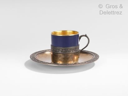 null Tasse en porcelaine bleue et or à monture et sous tasse en argent et vermeil...