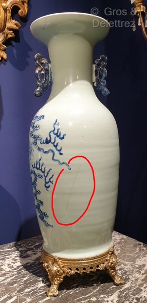 null 
Chine Vase balustre en porcelaine décoré en bleu de chiens de fô sur fond céladon...