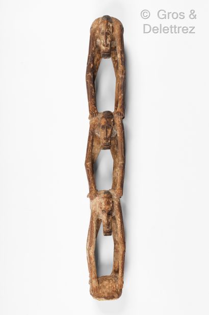 null Sculpture africaine en bois représentant trois babouins. Haut : 66 cm