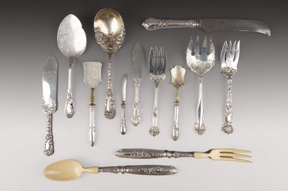 null Lot of 13 silver service pieces, some of them in silver with peonies, foliage...