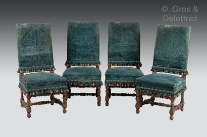 null Suite de huit chaises et deux tabourets en hêtre teinté de style Louis XIII...