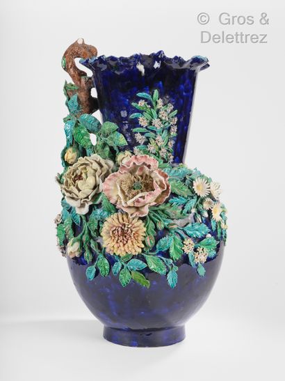 Important vase en barbotine à roche décor...