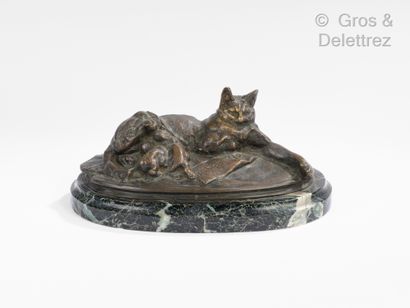 null Emmanuel FREMIET chat et ses petits Sculpture en bronze patiné brun reposant...