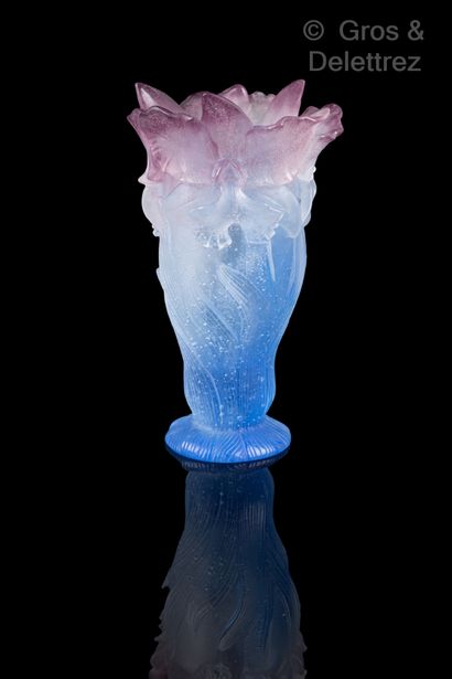 null Daum France. Vase en pâte de verre teinté bleu et violet à décor d’orchidées....