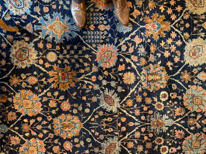 null Grand tapis Tabriz à fond bleu à décor rayonnant de fleurs

Iran, début du XXe

358...